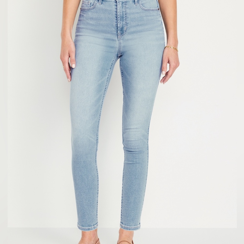 Old Navy Extra High-Waisted Rockstar 360 Stretch Skinny Jean